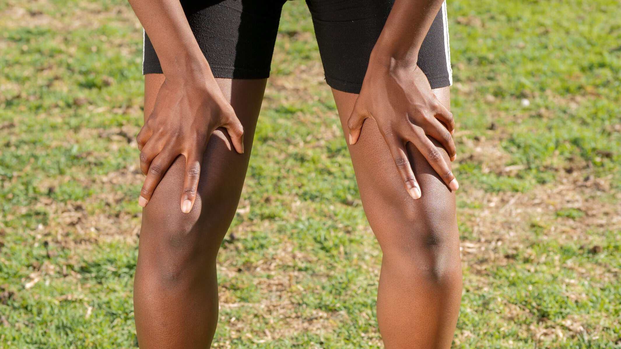 Ciclista con dolor de rodilla durante el entrenamiento en bicicleta