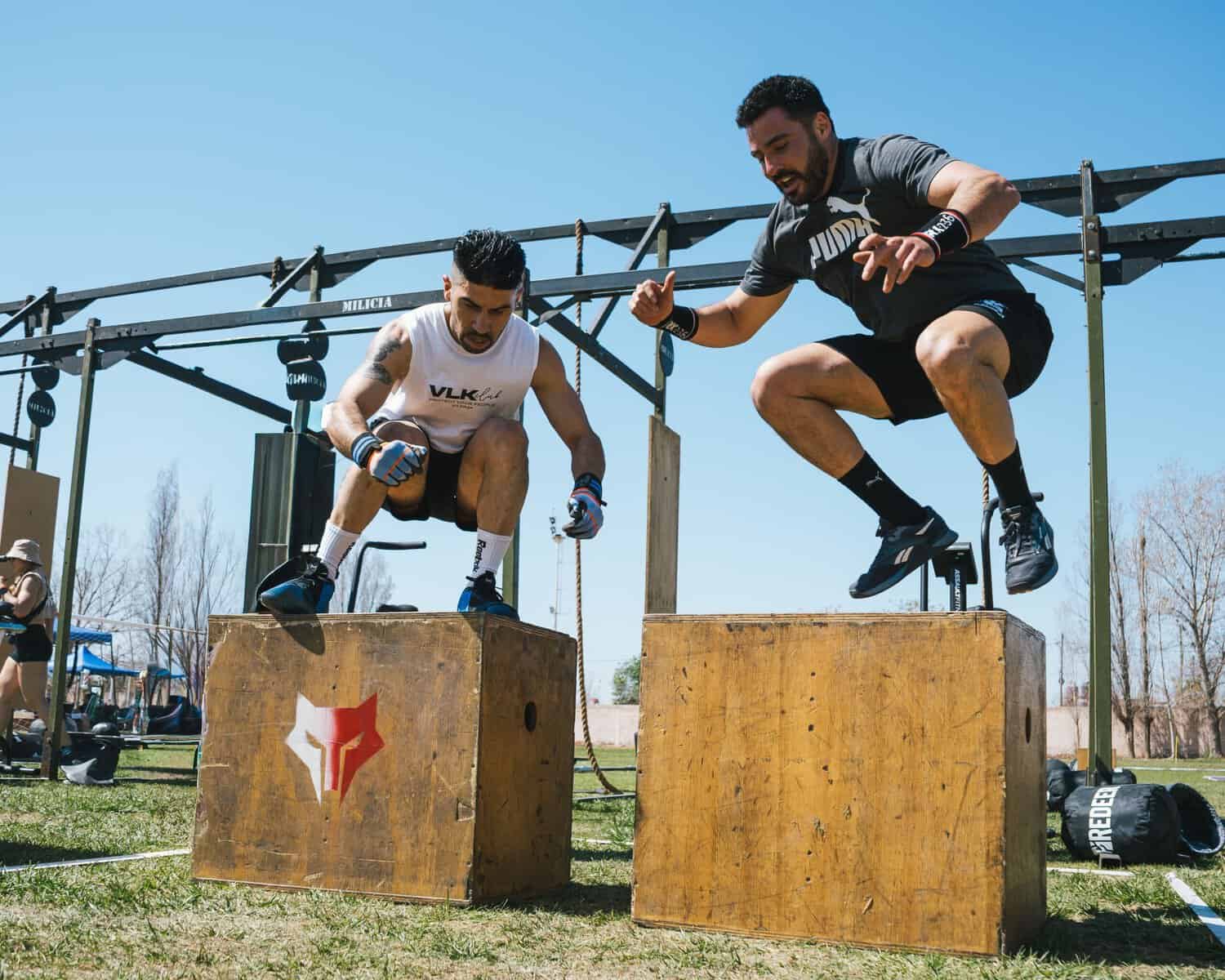 Ciclista realizando ejercicios pliométricos de salto para mejorar la potencia en subidas