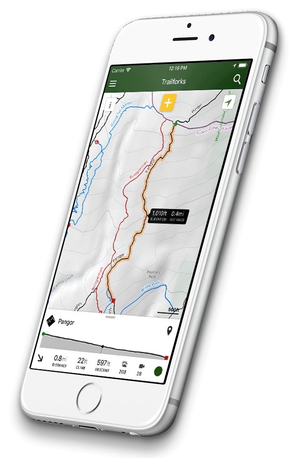 Interfaz de la app Trailforks en iPhone mostrando senderos MTB cercanos