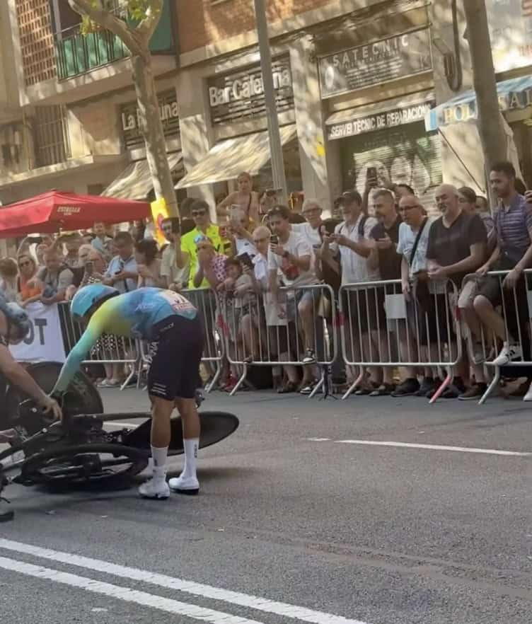 Corredores en el suelo tras la caída en la etapa 1 del Tour de Francia 2026