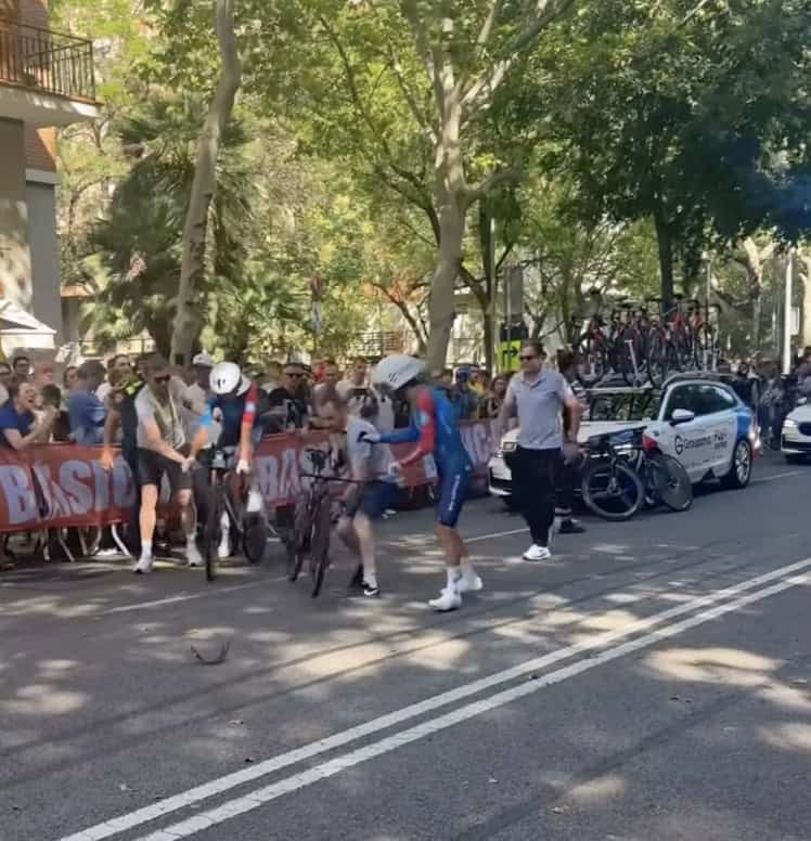 Captura del momento de la caída en la crono por equipos del Tour de Francia 2026 en Barcelona