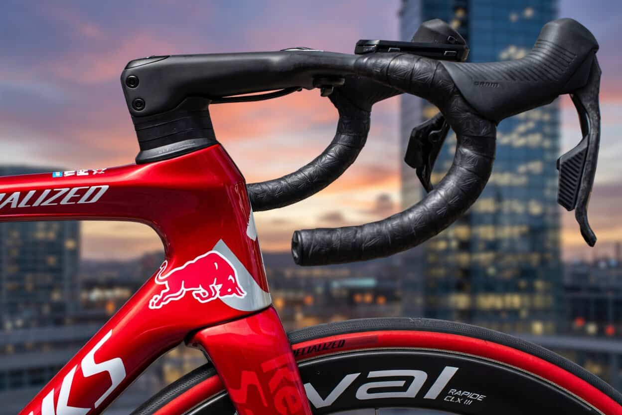 Detalle de espaciadores bajo la potencia en una bicicleta de carretera