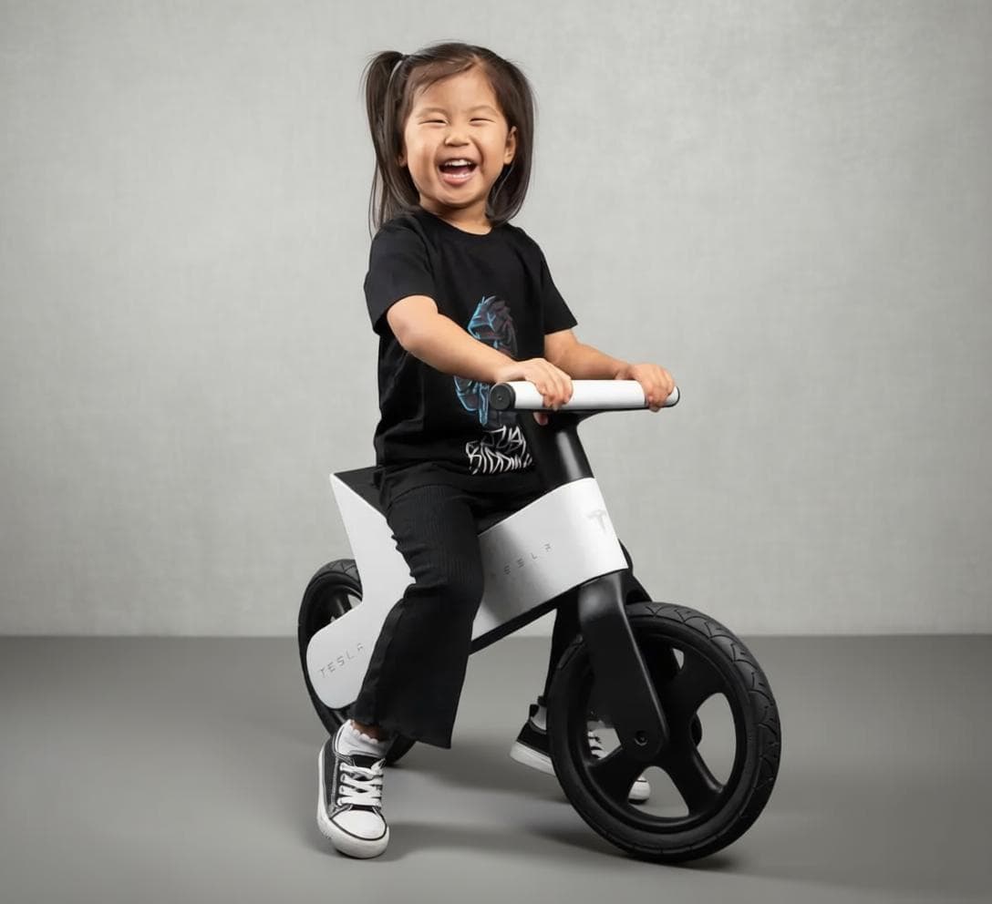 Tesla Balance Bike for Kids — detalle diseño Cybertruck