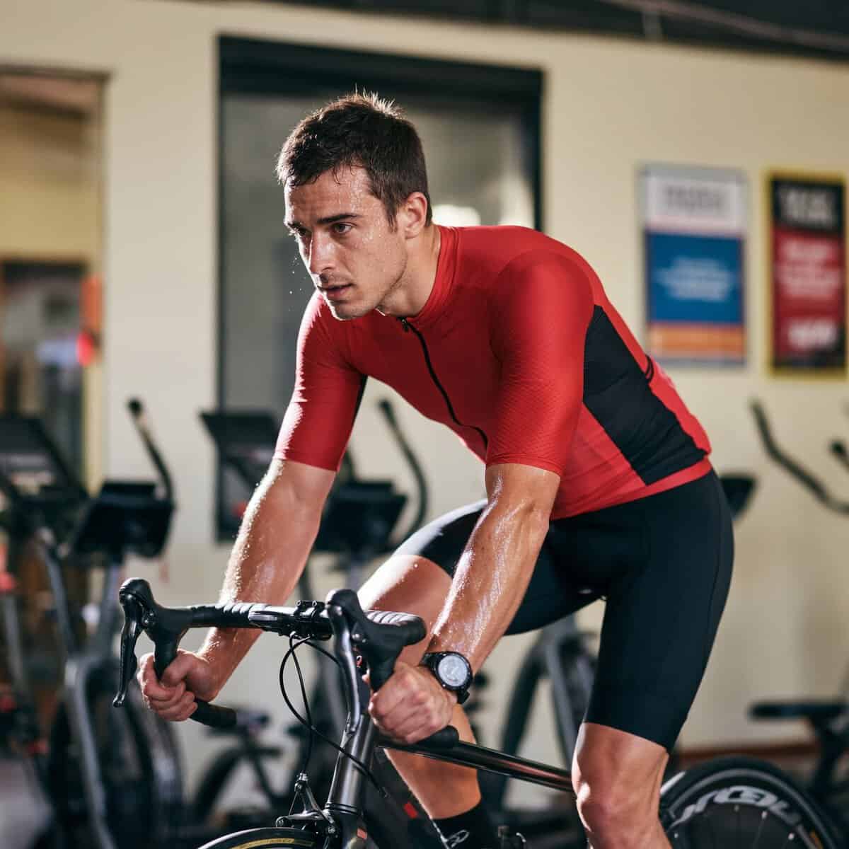 Ciclista calentando antes de un entrenamiento intenso