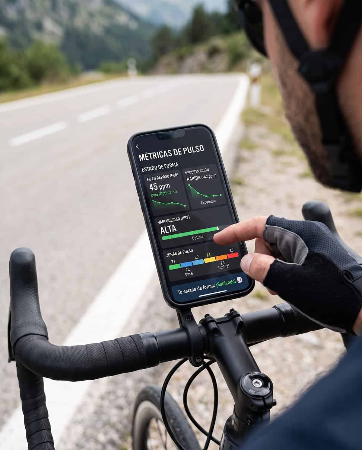 Métricas de pulso en el móvil: FC en reposo, recuperación y HRV, montado en el manillar de una bicicleta