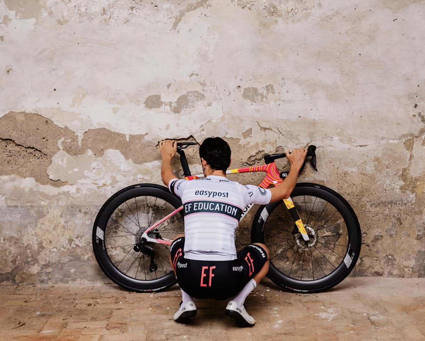 Ciclista del EF Education-EasyPost, equipo al que Rapha vistió entre 2019 y 2025, junto a su bicicleta