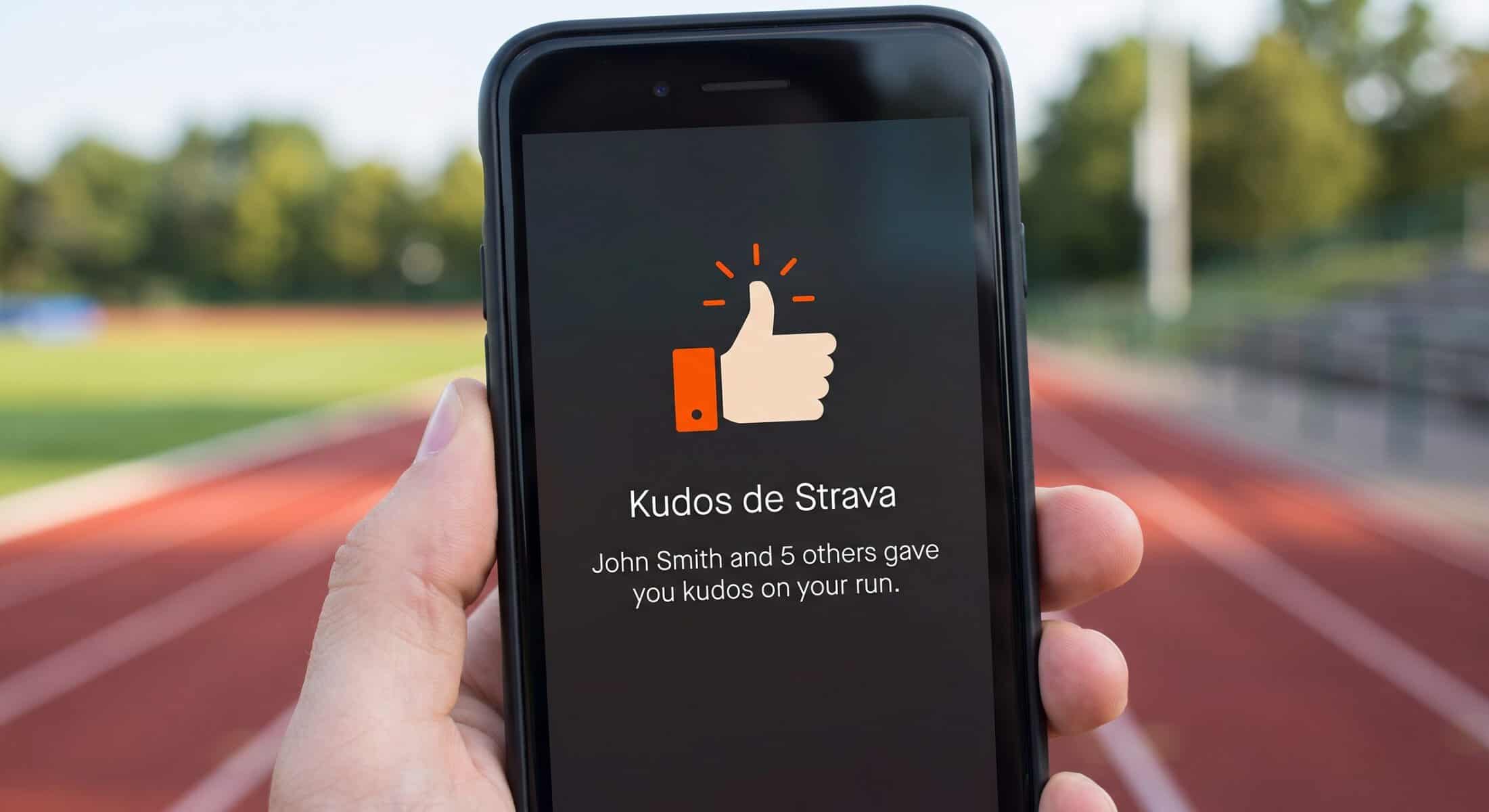 Ciclista recibiendo una notificación de kudos en su móvil