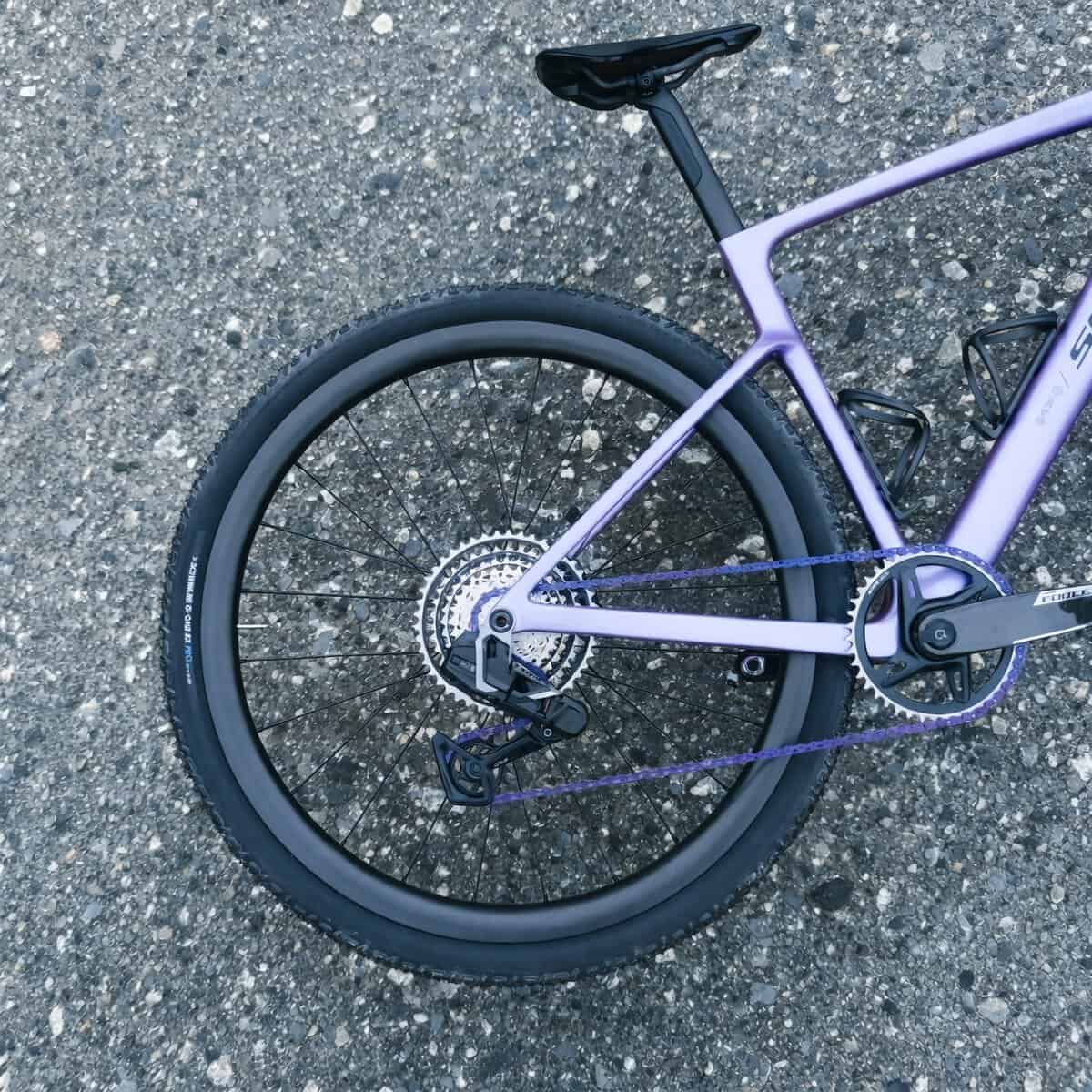 Deformación controlada del carbono en la Scott Addict Gravel