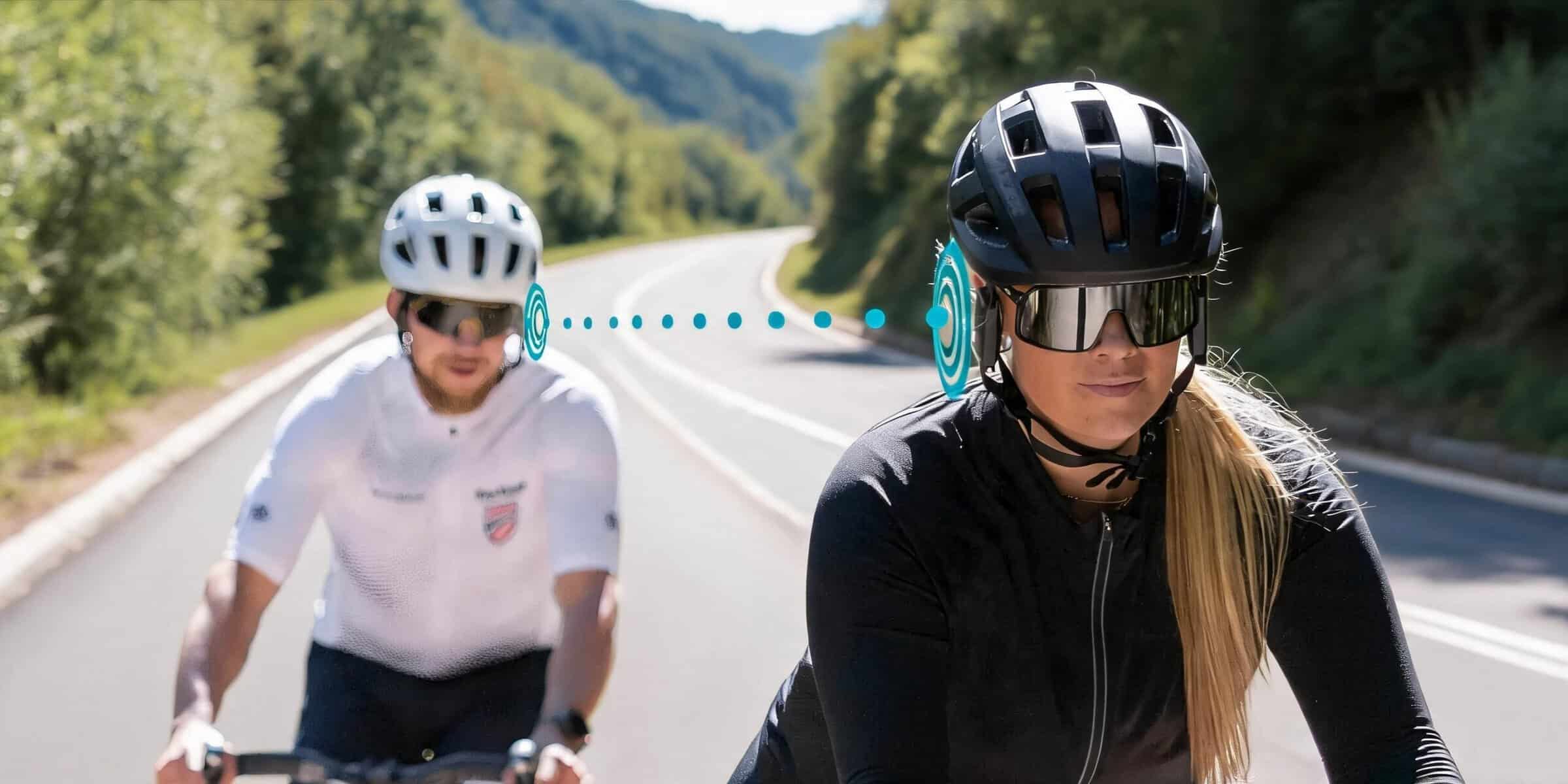 Detalle del Cardo SYNC colocado en la correa del casco de ciclismo
