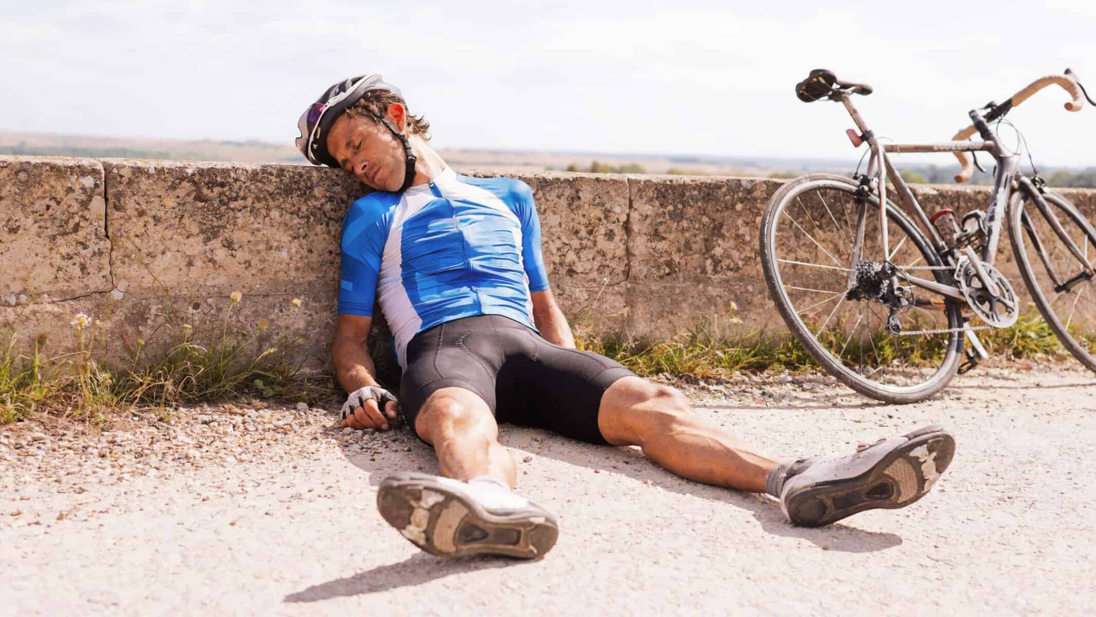 Ciclista durmiendo para recuperarse del entrenamiento