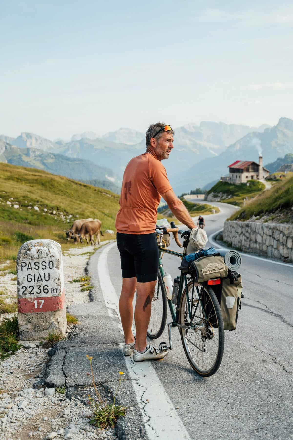 Cicloturista con la bici cargada para un viaje de varios días