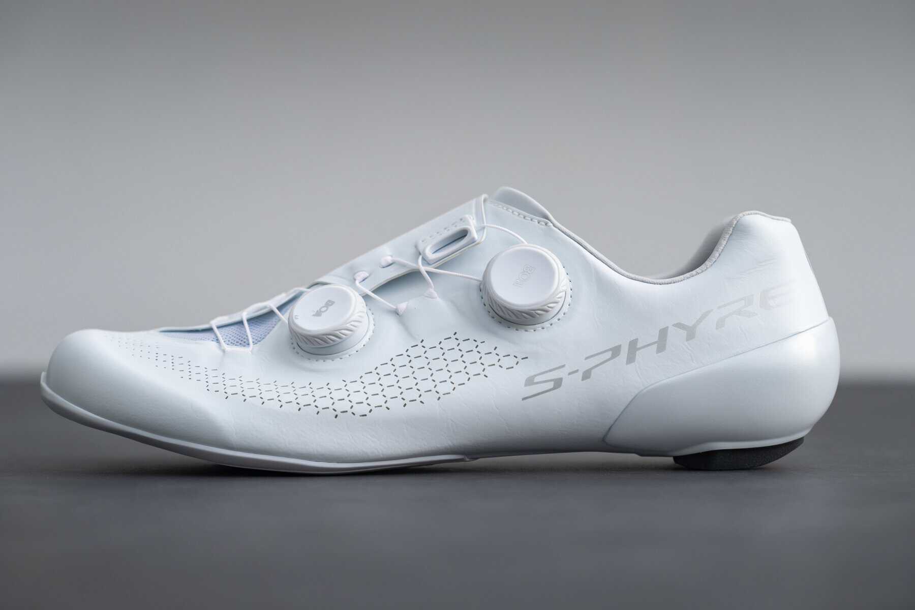 Vista lateral de la zapatilla Shimano S-Phyre RC910 con dos ruedas BOA Li2