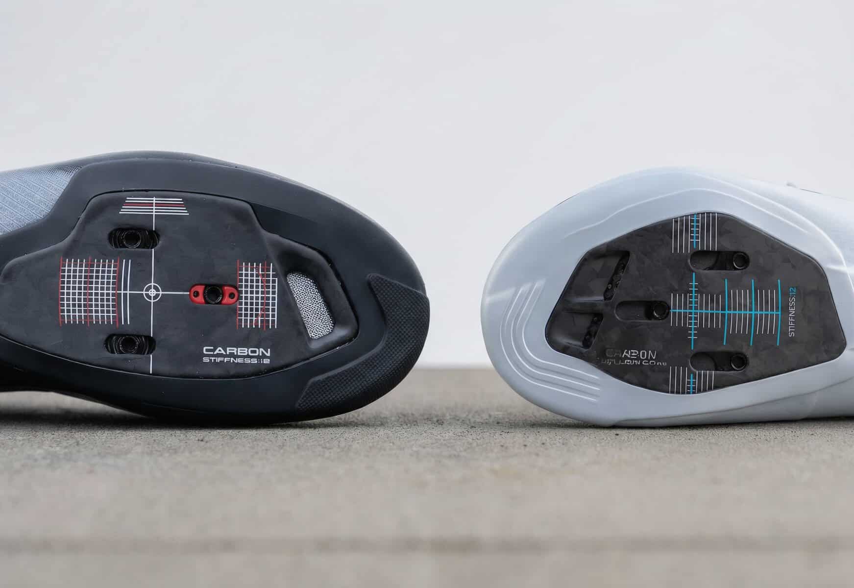 Suelas de carbono de las zapatillas Shimano RC910 y RC810 con la zona de montaje de la cala SPD-SLR