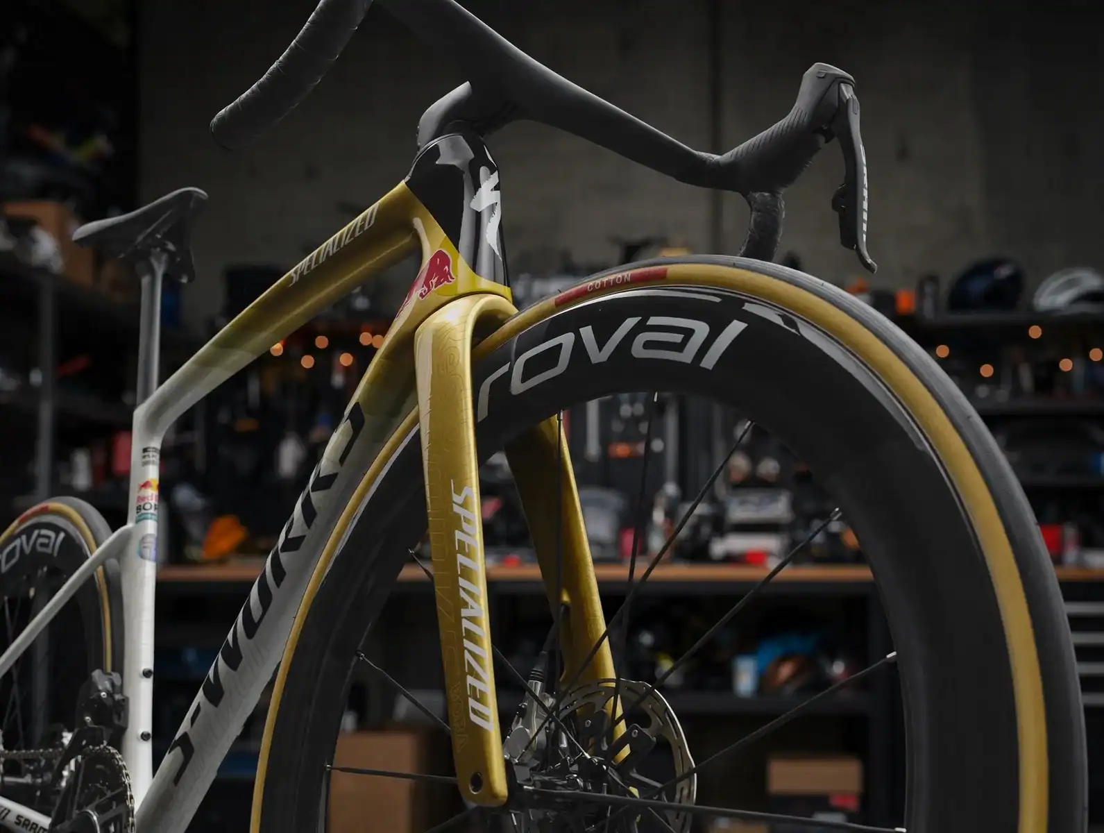 Detalle de la horquilla dorada y el cockpit integrado Roval de la S-Works Tarmac SL9 Remco LTD
