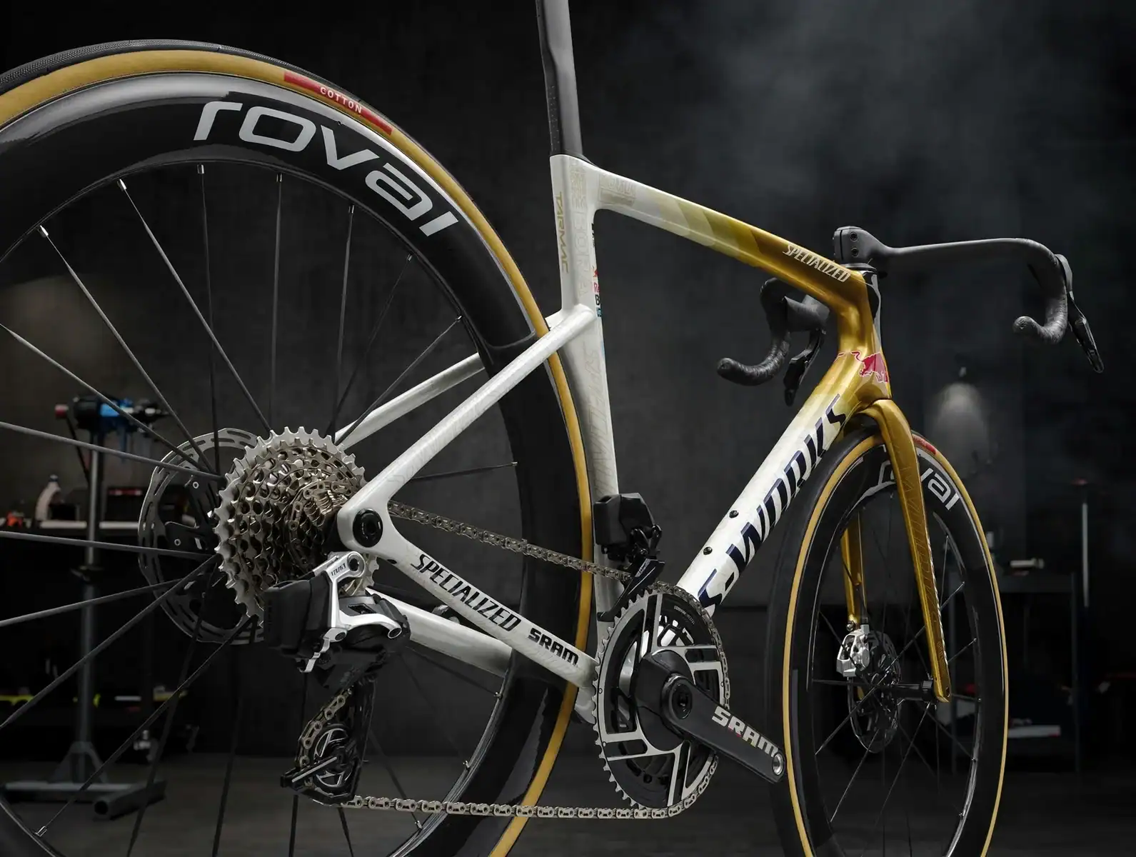 Detalle del grupo SRAM RED AXS Team Edition en la S-Works Tarmac SL9 Remco LTD
