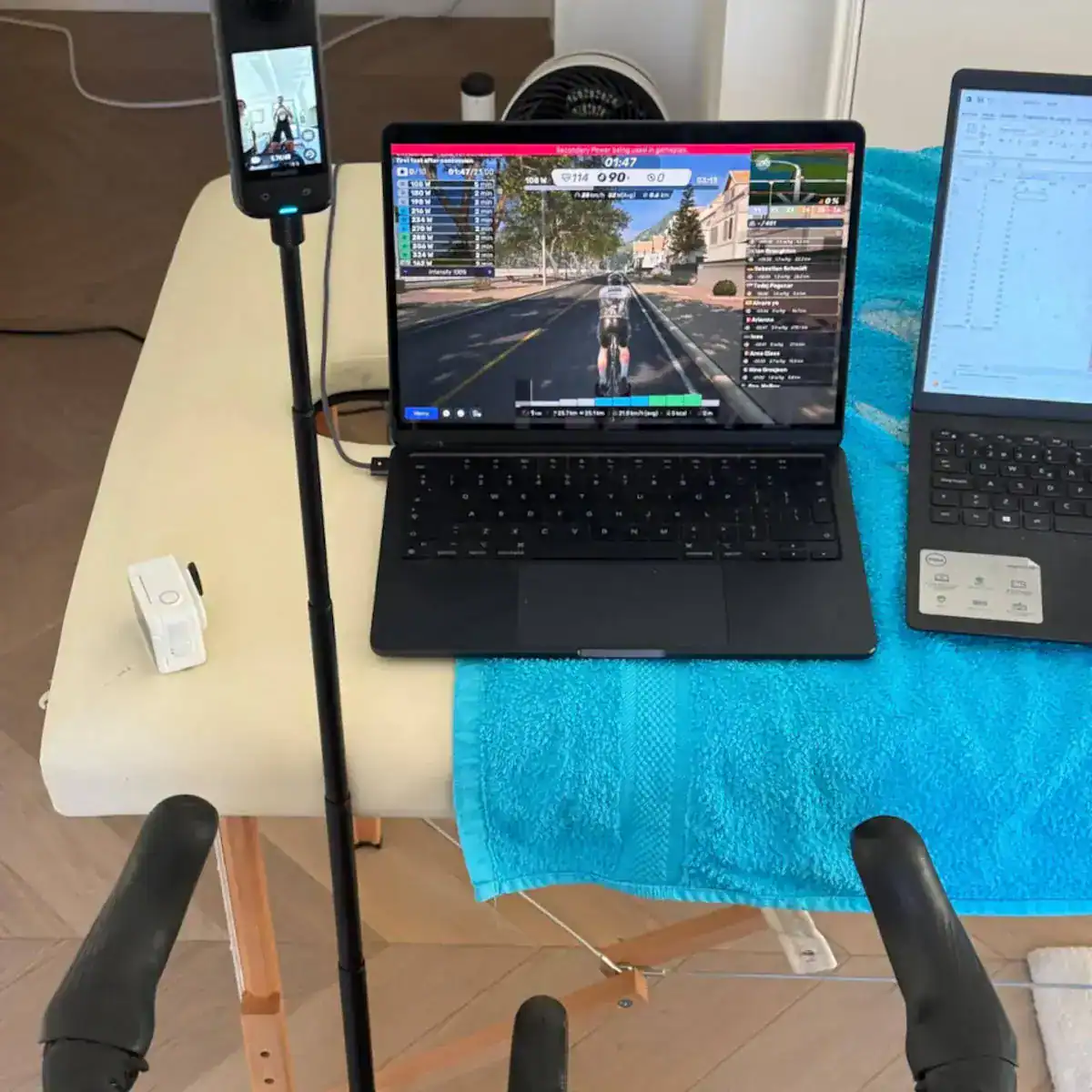 Pantalla de una app de ciclismo indoor mostrando datos de potencia en tiempo real durante una sesión estructurada